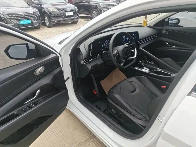 Hyundai Elantra — Фото автомобиля 15