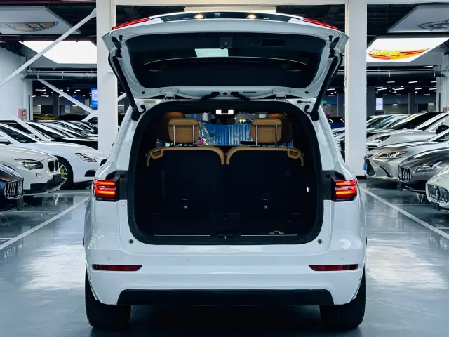 Li Auto ONE — Фото автомобиля 11