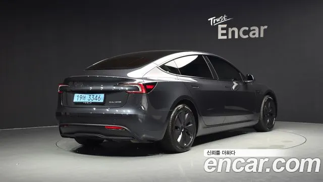 Tesla Model 3 — Фото автомобиля 2