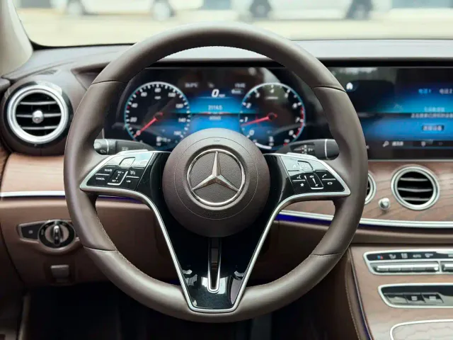 Mercedes-Benz E-Class — Фото автомобиля 16