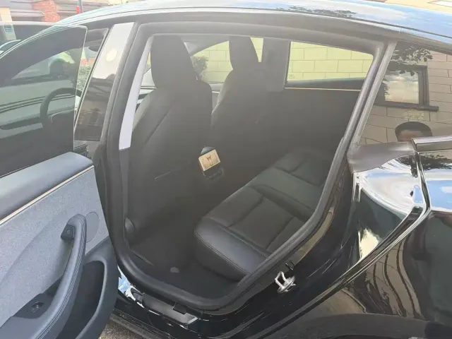 Tesla Model 3 — Фото автомобиля 5