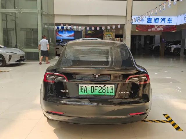 Tesla Model 3 — Фото автомобиля 3