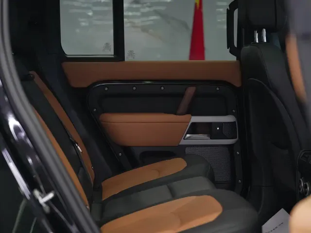 Land Rover Defender — Фото автомобиля 25
