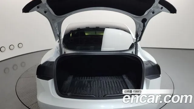 Tesla Model 3 — Фото автомобиля 16
