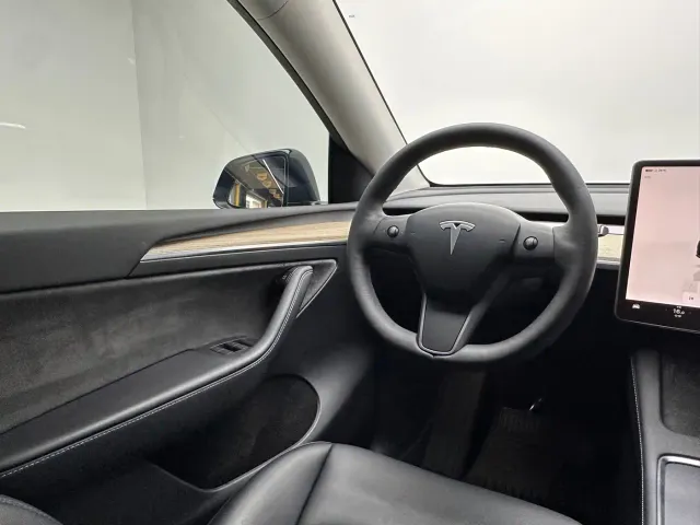 Tesla Model Y — Фото автомобиля 15
