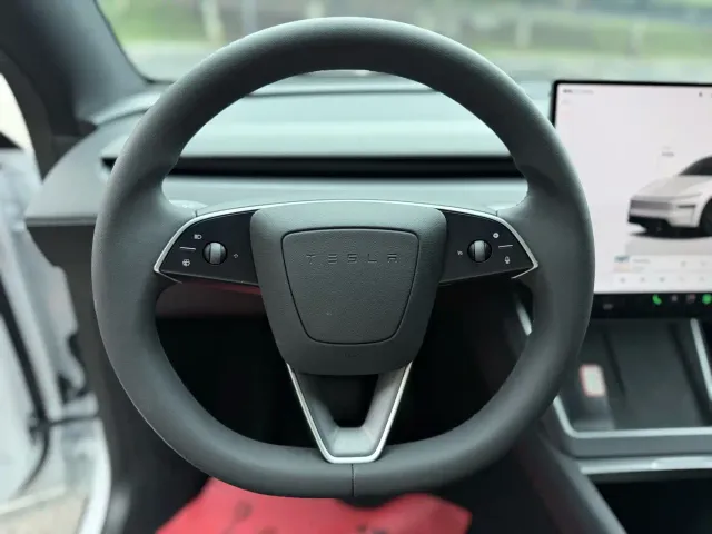 Tesla Model Y — Фото автомобиля 11