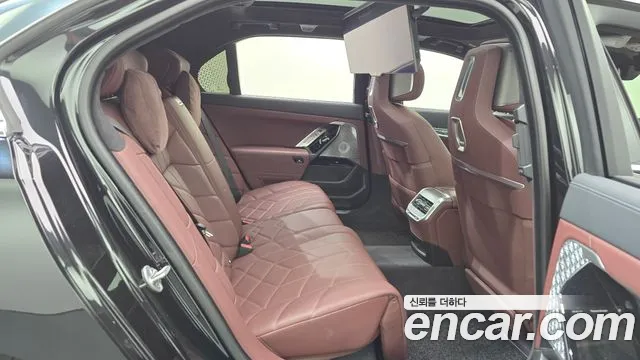 BMW i7 G70 — Фото автомобиля 25