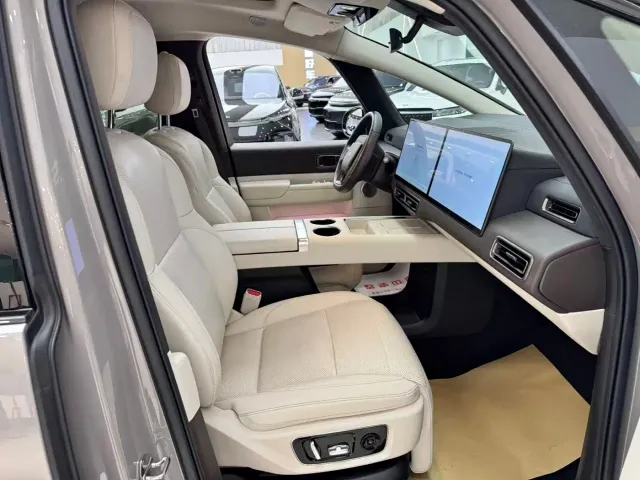 Li Auto MEGA — Фото автомобиля 11