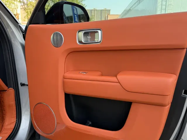 Li Auto L8 — Фото автомобиля 14