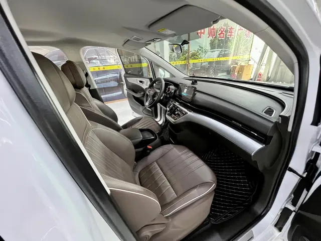 Roewe iMAX8 — Фото автомобиля 15