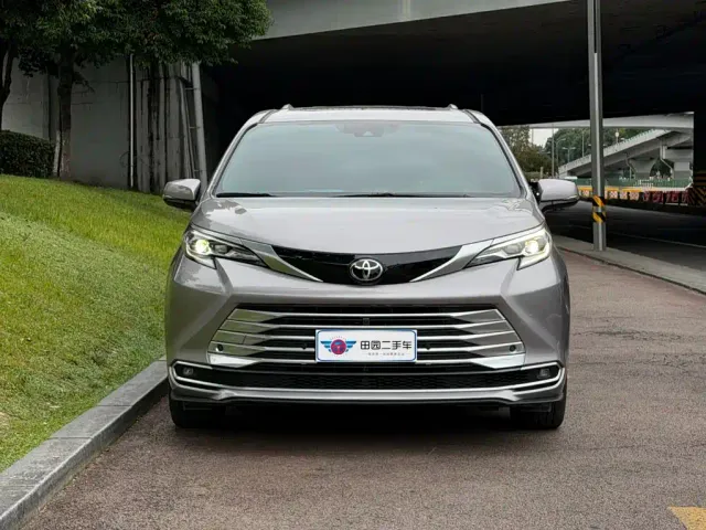 Toyota Sienna — Фото автомобиля 2