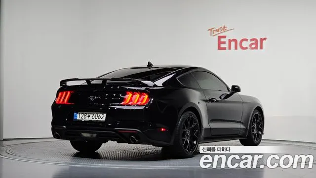 Ford Mustang — Фото автомобиля 2