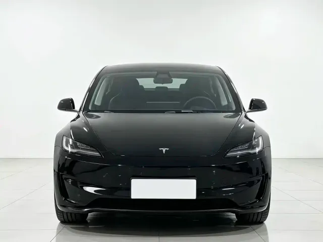 Tesla Model 3 — Фото автомобиля 2