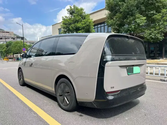 Li Auto MEGA — Фото автомобиля 3