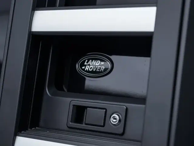 Land Rover Defender — Фото автомобиля 9