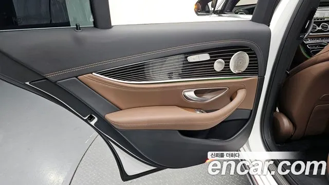 Mercedes-Benz E-Class — Фото автомобиля 22