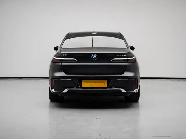 BMW i7 — Фото автомобиля 2