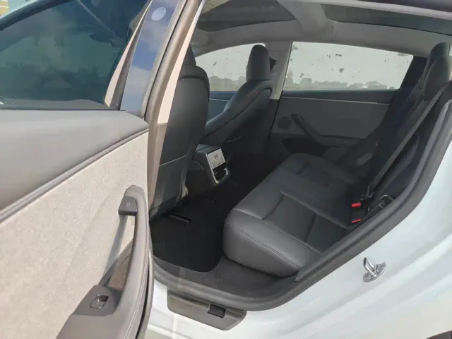 Tesla Model 3 — Фото автомобиля 6
