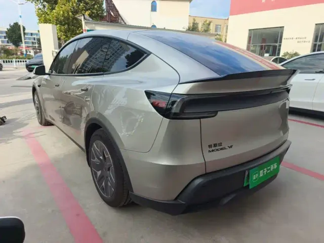 Tesla Model Y L — Фото автомобиля 4