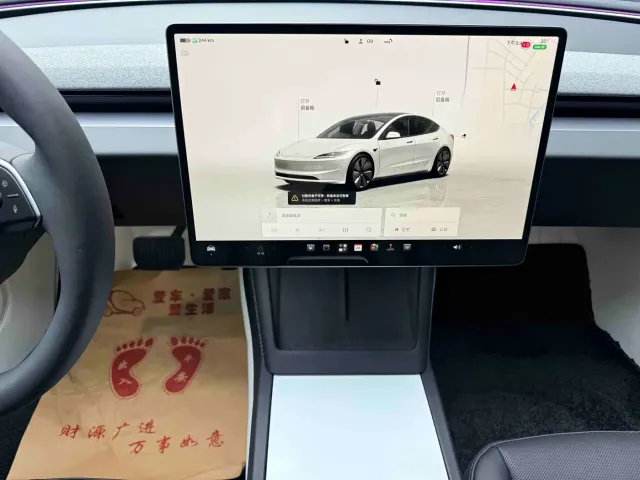 Tesla Model 3 — Фото автомобиля 16