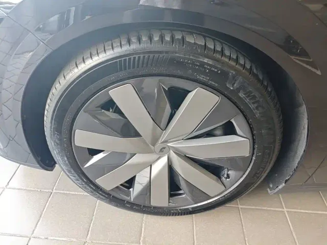 Li Auto i8 — Фото автомобиля 22