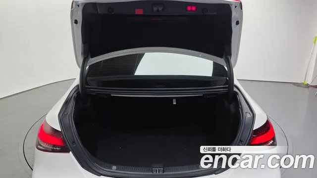 Mercedes-Benz E-Class — Фото автомобиля 20