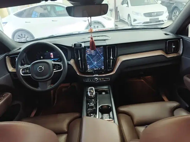 Volvo XC60 — Фото автомобиля 9