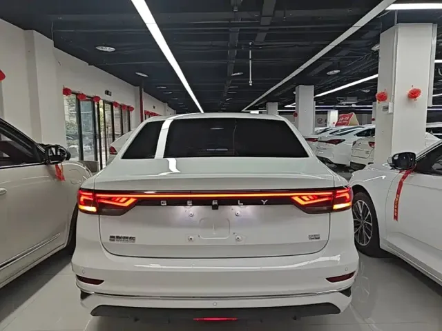 Geely Emgrand — Фото автомобиля 5