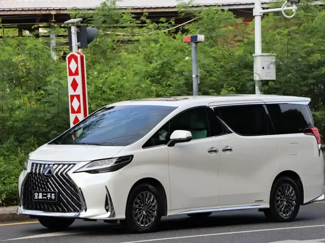 Фотография автомобиля — Lexus LM