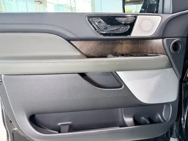 Lincoln Navigator — Фото автомобиля 8