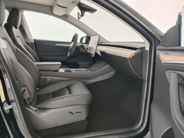Tesla Model Y — Фото автомобиля 8