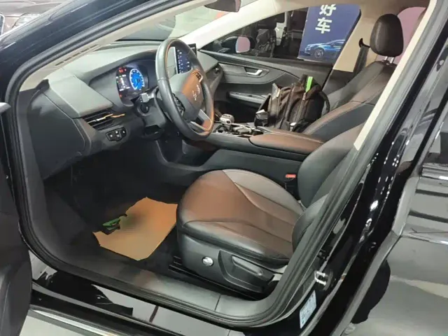 Hongqi E-QM5 — Фото автомобиля 14