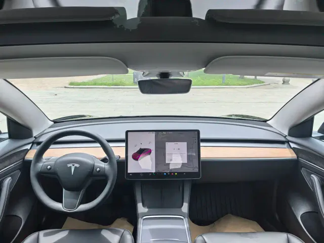 Tesla Model 3 — Фото автомобиля 9