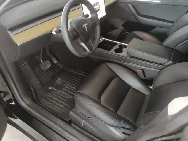 Tesla Model Y — Фото автомобиля 14