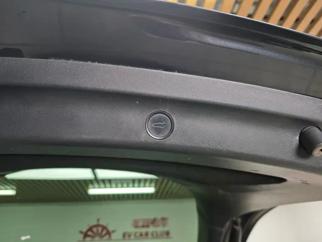 Tesla Model Y — Фото автомобиля 8