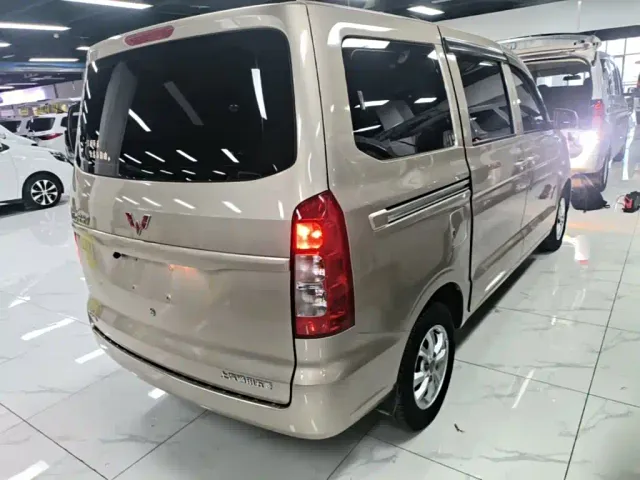 Wuling Hongguang V — Фото автомобиля 6