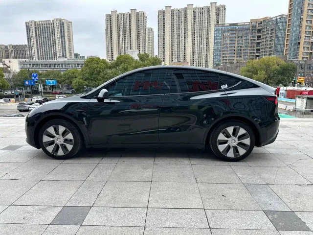 Tesla Model Y — Фото автомобиля 16