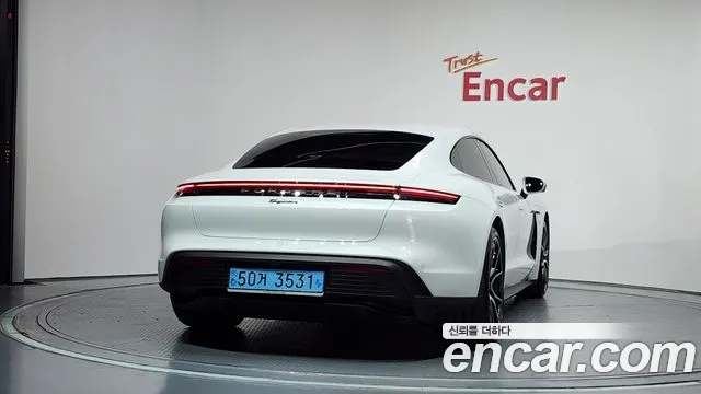Porsche Taycan — Фото автомобиля 4