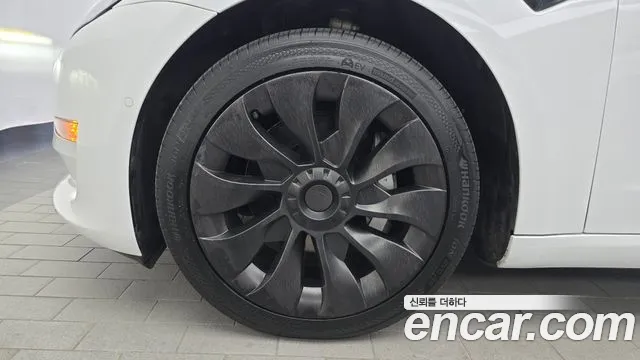 Tesla Model 3 — Фото автомобиля 5