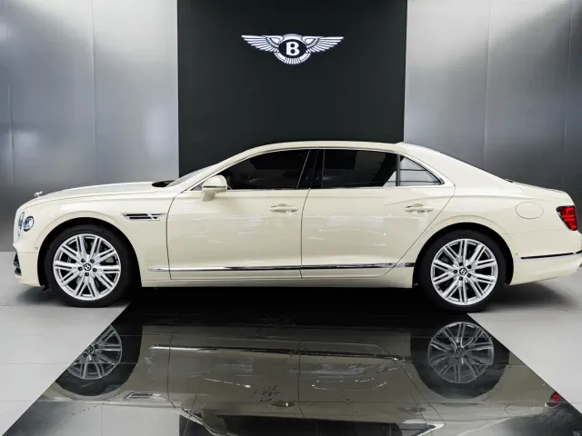 Bentley Flying Spur — Фото автомобиля 12