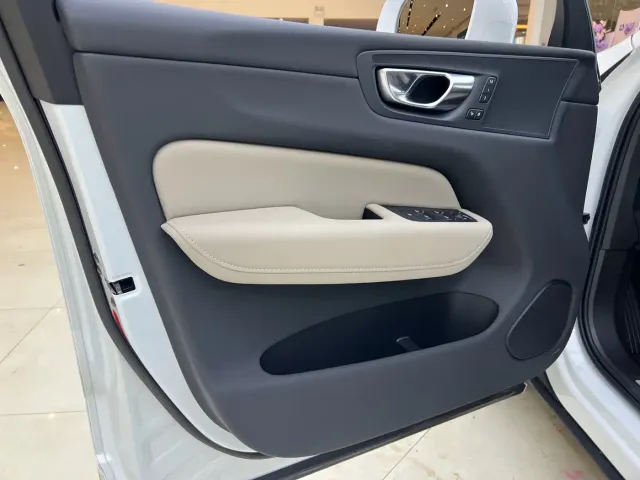Volvo XC60 — Фото автомобиля 9