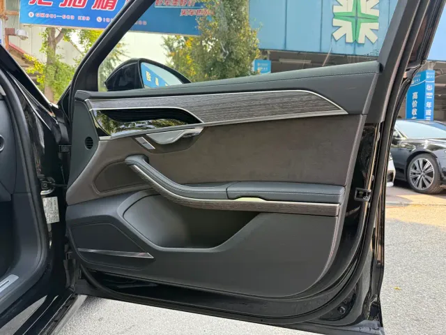 Audi A8 — Фото автомобиля 10