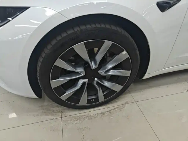 Tesla Model 3 — Фото автомобиля 22