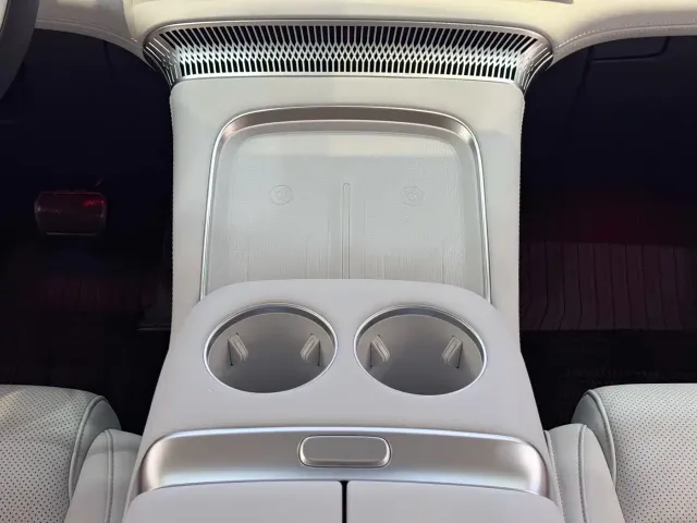 Xpeng X9 — Фото автомобиля 15