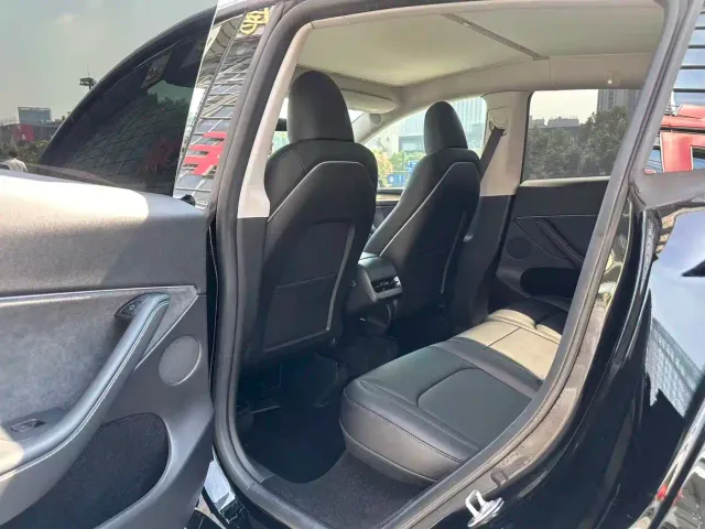 Tesla Model Y — Фото автомобиля 15