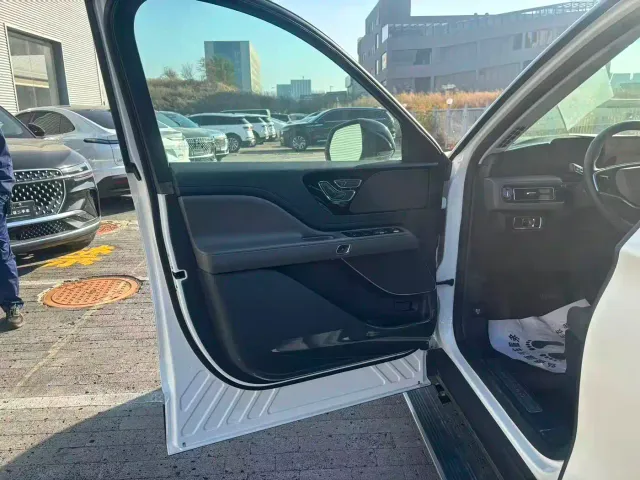 Lincoln Aviator — Фото автомобиля 5