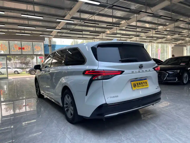 Toyota Sienna — Фото автомобиля 3