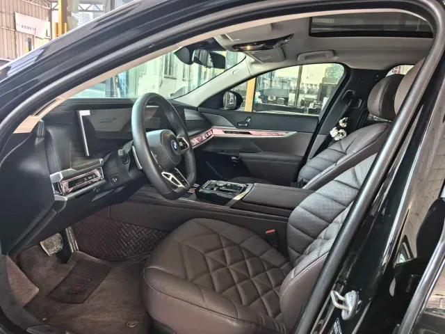 BMW i7 — Фото автомобиля 3