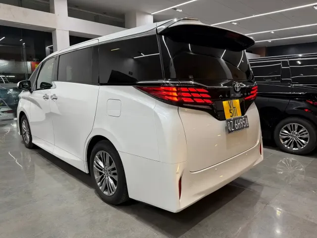 Toyota Alphard — Фото автомобиля 4
