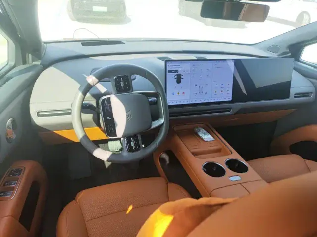Li Auto i8 — Фото автомобиля 3